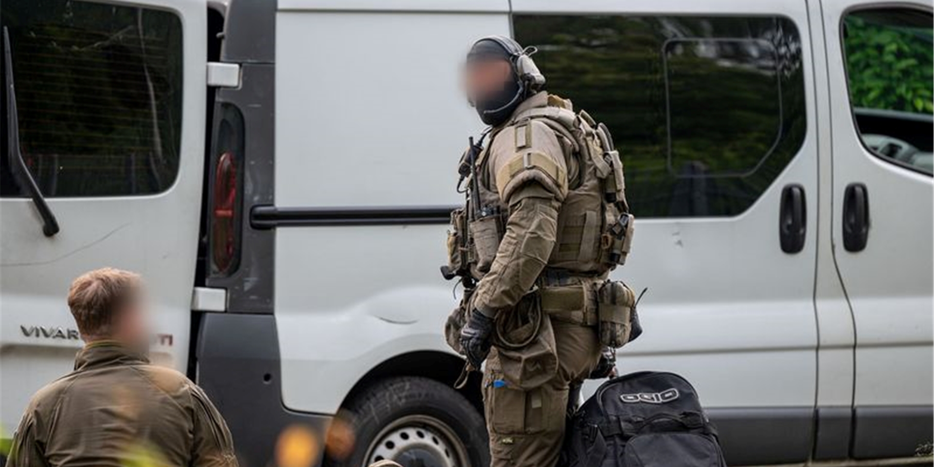 Beamte eines Spezialeinsatzkommandos (SEK) stehen neben einem Transporter: Zwei Wochen nach dem tödlichen Schuss bei der Kirmes in Lüdenscheid hat die Polizei eine Wohnung durchsucht und eine Person vorläufig festgenommen.