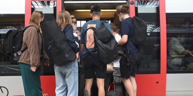 Passagiere stauen sich auf dem Hauptbahnhof in Leipzig an der Tür einer Regionalbahn nach Eisenach.