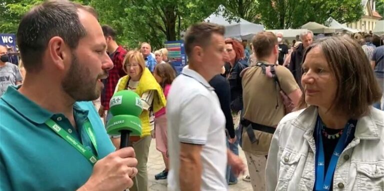 Unsere Redaktion machte einen Rundgang über den Kunstmarkt am Schloss Herten. Hier ist HA-Redaktionsleiter Frank Bergmannshoff im Gespräch mit der Organisatorin Bettina Hahn.
