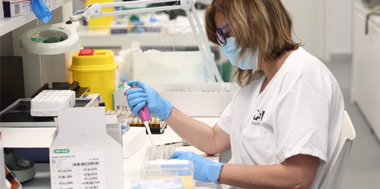 Eine Labortechnikerin arbeitet mit PCR-Tests zur Erkennung des Affenpockenvirus im mikrobiologischen Labor des öffentlichen Krankenhauses Gregorio Maranon in Madrid.