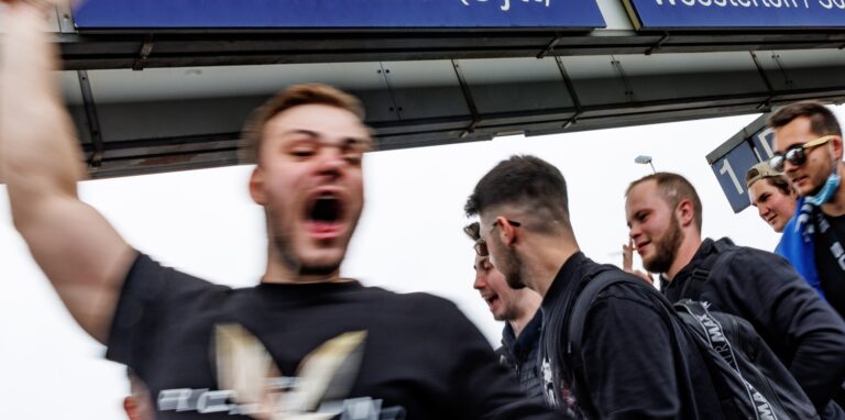 Ein Touristengruppe feiert auf dem Bahnhof von Westerland auf Sylt die Ankunft. Durch die Einführung des 9-Euro-Tickets haben sich die traditionell hohen Touristenzahlen an Pfingsten noch einmal erhöht.