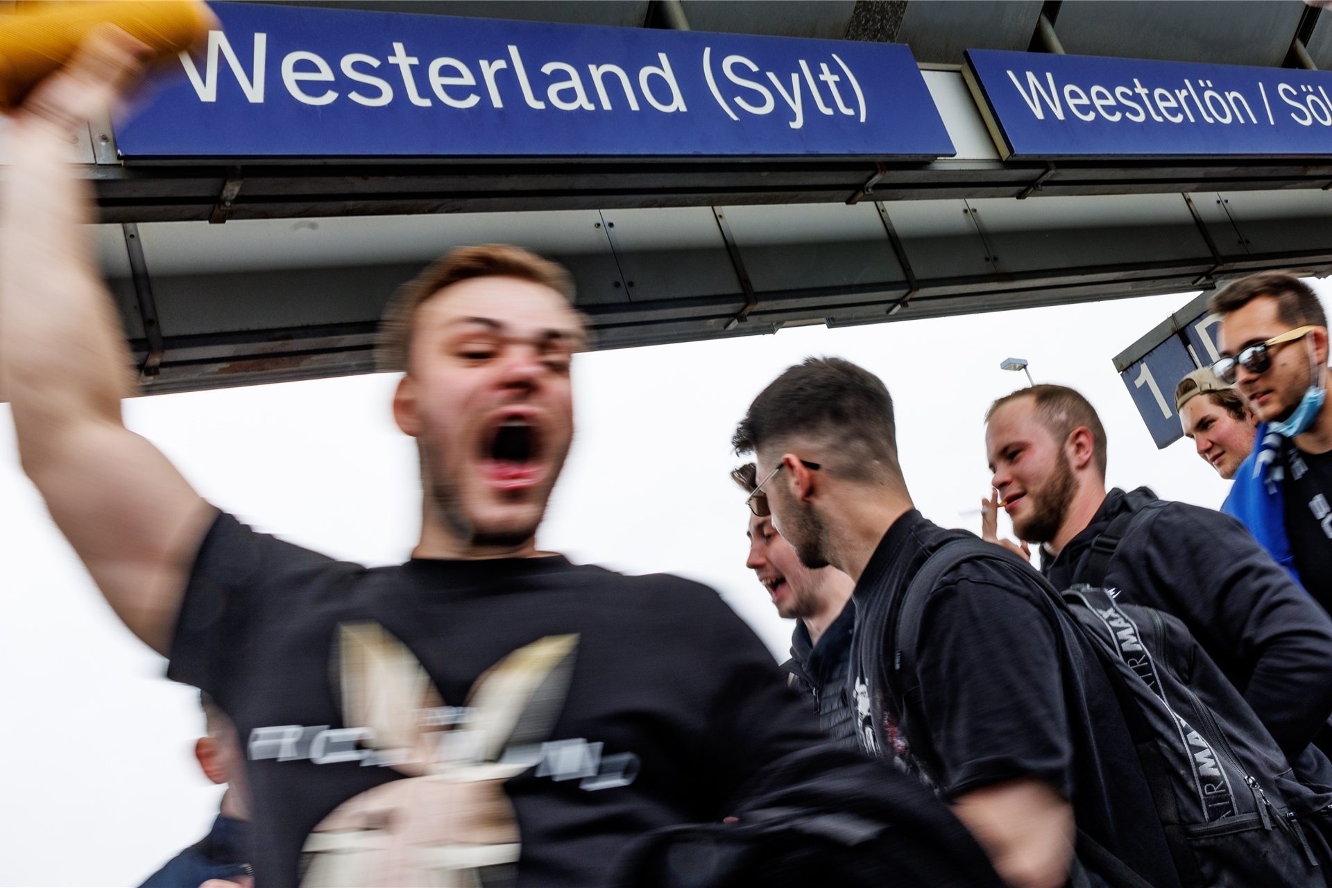 Ein Touristengruppe feiert auf dem Bahnhof von Westerland auf Sylt die Ankunft. Durch die Einführung des 9-Euro-Tickets haben sich die traditionell hohen Touristenzahlen an Pfingsten noch einmal erhöht.
