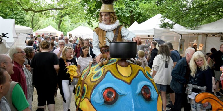 Der Walk-Act F.I.S.H. aus den Niederlanden zieht die Blicke der Kunstmarkt-Besucher auf sich.