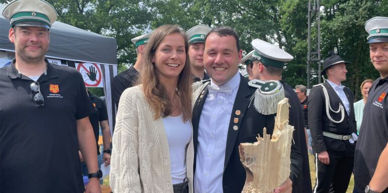 Simon Köcher schoss den Vogel ab. Als Königin steht ihm Sophia Schlüter zur Seite.