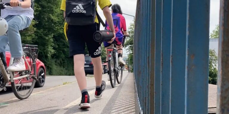 Auf der Feldstraße herrscht ständig reger Verkehr. Der ohnehin nur 190 Zentimeter breite Geh- und Radweg wird jetzt durch Beton-Elemente auf 130 Zentimeter verengt.