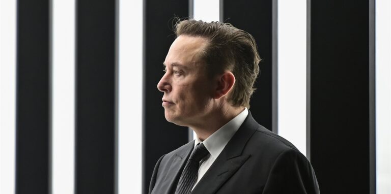 Elon Musk, Tesla-Chef, nimmt an der Eröffnung der Tesla-Fabrik Berlin Brandenburg teil. Twitter hat em 25. April den Widerstand gegen eine Übernahme durch Tech-Milliardär Elon Musk aufgegeben. 