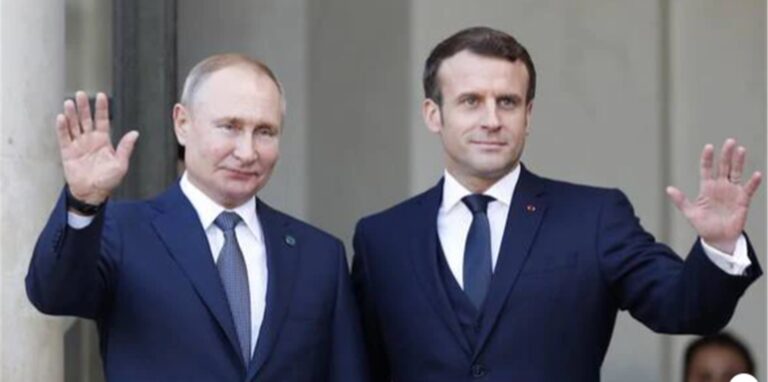 Eine besondere Beziehung: Russlands Präsident Wladimir Putin und Frankreichs Präsident Emmanuel Macron (rechts) im Dezember 2019 bei einer Begegnung im Pariser Élysée-Palast.