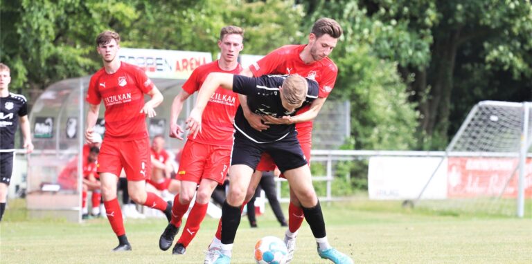 Theesens Wilko Bruns stoppt den Sinsener Marius Speker
