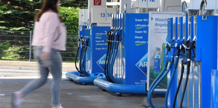 Eine Frau geht zwischen den leeren Zapfsäulen einer Tankstelle. Trotz der Senkung der Benzinpreise pünktlich zum 1.Juni 2022 um den gesetzlich vorgegebenen Betrag blieb der von Experten prognostizierte Ansturm aus. Für einen Zeitraum von drei Monaten senkt der Staat die Kraftstoffsteuern bei Diesel um 14 Cent und bei Benzin um 35 Cent je Liter.