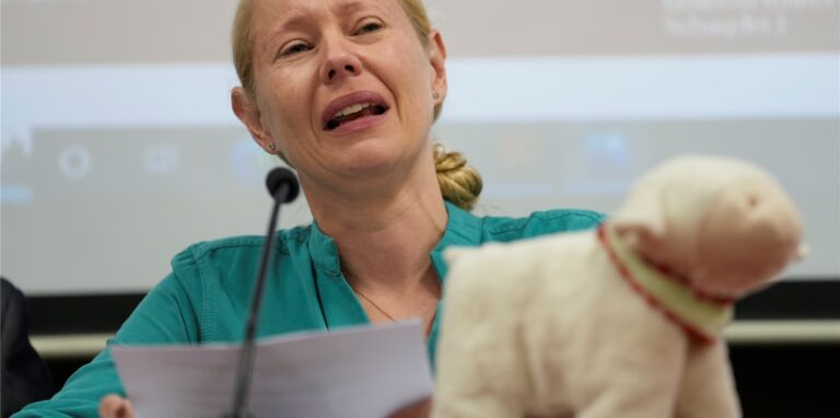 Anne Maja Reiniger-Egler aus Deutschland spricht über ihre vermisste 10-jährige Tochter Clara Magdalena Egler während einer Pressekonferenz in der Generalstaatsanwaltschaft.