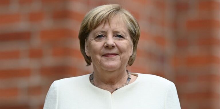 Altkanzlerin Angela Merkel stellt sich heute den Fragen eines Journalisten.