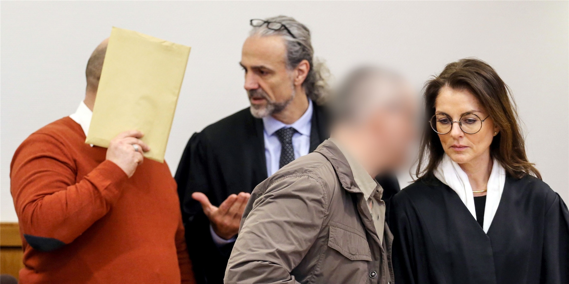 Die Angeklagten sprechen vor Beginn der Verhandlung mit den Anwälten Frank Nobis und Ina Klimpke.