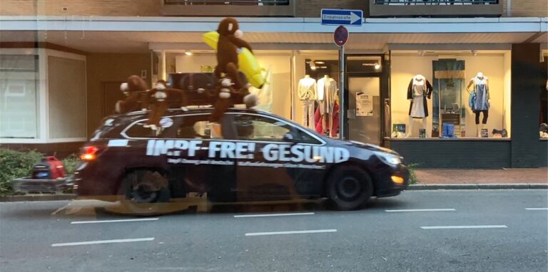 Mit mehreren solcher großen Plüschaffen bestückten die Teilnehmer der Demo ihre Autos. Der Autokorso war 37 Fahrzeuge lang. Die Protestler wollten auf die Affenpocken anspielen und das Regierungshandeln kritisieren.