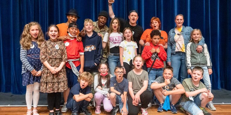 Kinder und Jugendliche bei einem Theater-Besuch im Musical Radio Ruhrpott. Sie lernen Woche für Woche in der Akademie des Musicals Tanz, Beatboxen und Gesang.