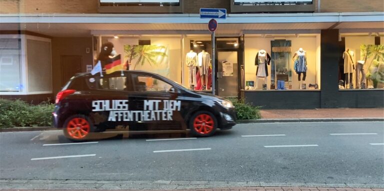 Schluss mit dem Affentheater: Eines der Autos beim Autokorso, dessen Protestgruppe man durchaus als die der Corona-Skeptiker zusammenfassen kann. Sie ist geblieben, auch wenn es fast keine Pandemie-Maßnahmen mehr gibt.