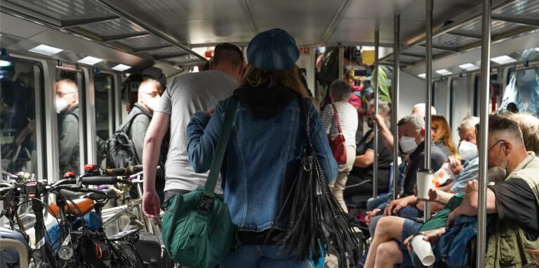 Das 9-Euro-Ticket hat über die Pfingsttage zu vollen Zügen geführt.