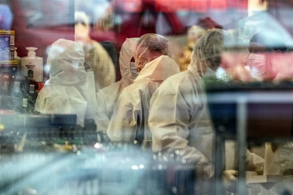 Kriminaltechniker untersuchen den Tatort. Kriminaltechniker untersuchen den Tatort.
