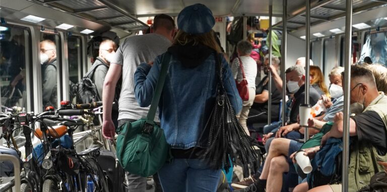 Zahlreiche Reisende fahren mit einer Regionalbahn. Das 9-Euro-Ticket hatte für einen wahren Ansturm auf den ÖPNV gesorgt.