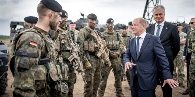 Bundeskanzler Olaf Scholz (M,  SPD) besucht die NATO Enhanced Forward Presence Battle Group (eFP-Bataillon) im Camp Adrian Rohn.
