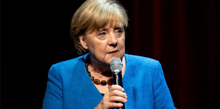 Die ehemalige Bundeskanzlerin Angela Merkel (CDU) antwortet im Berliner Ensemble auf eine Frage des Journalisten und Autors Alexander Osang, der sie unter dem Motto „Was also ist mein Land?“ interviewte.