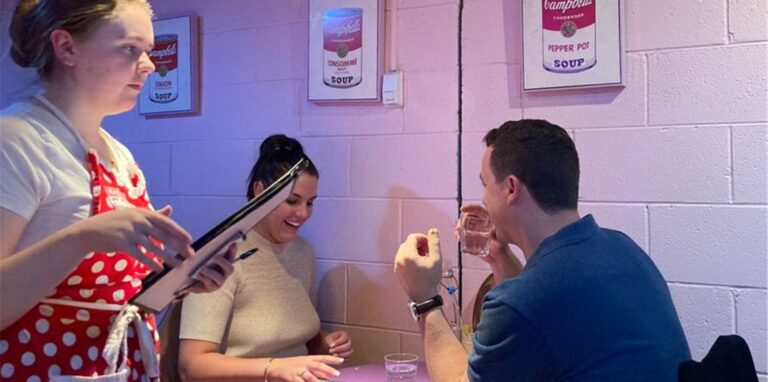 Freundlich geht anders: Eine leicht genervt wirkende Kellnerin in Karen’s Diner in Sydney.