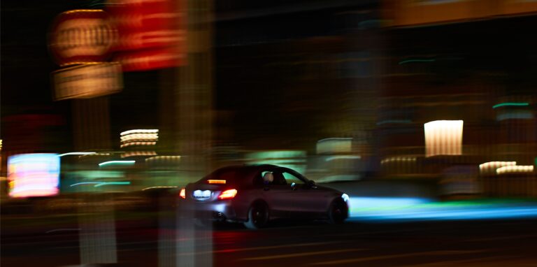 Mit 80 km/h durch die 30er-Zone: Die Polizei hat zwei Autofahrer am Dienstabend mit Verdacht auf ein illegales Autorennen am Ostwall gestoppt. (Symbolbild)
