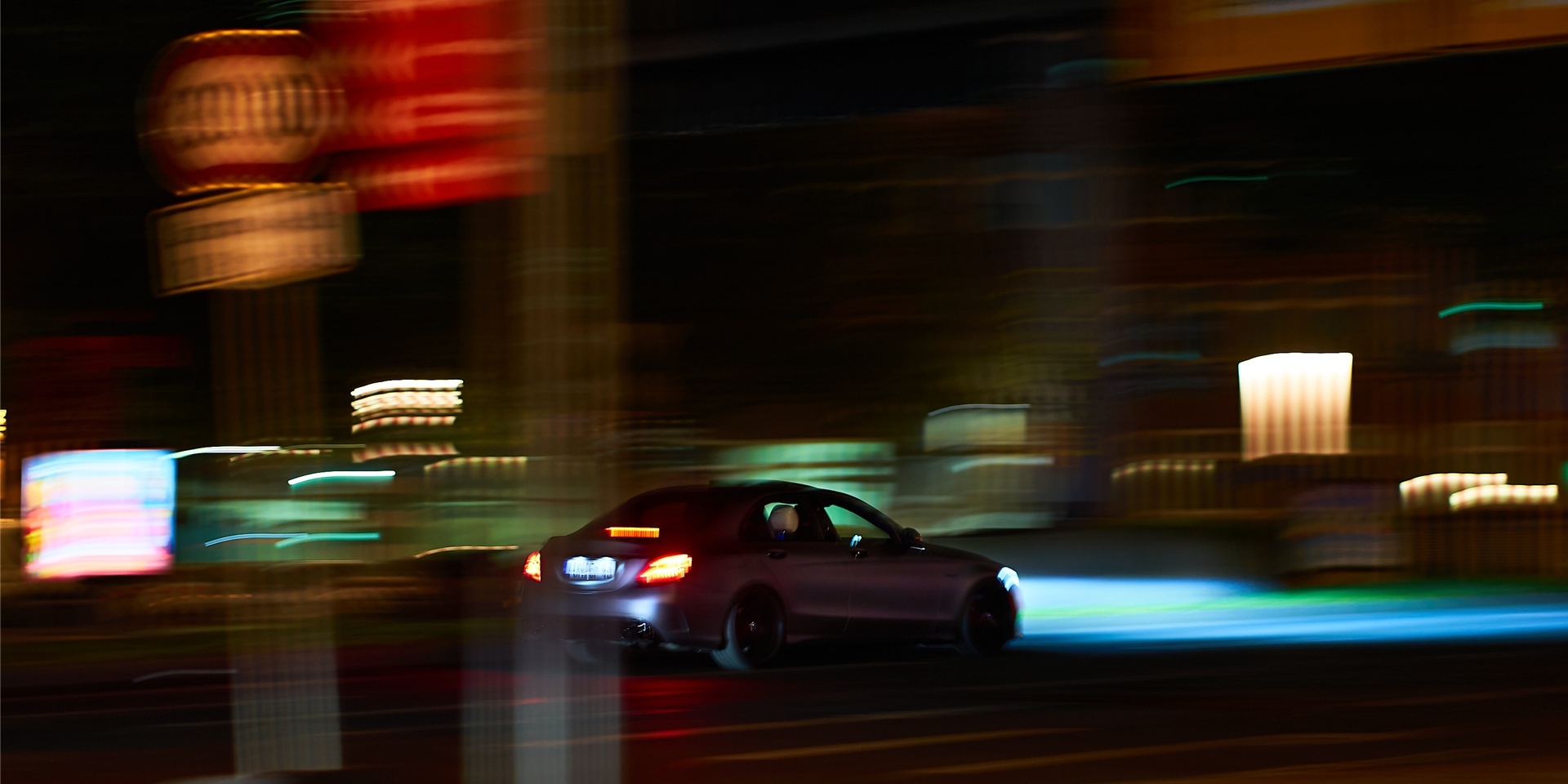 Mit 80 km/h durch die 30er-Zone: Die Polizei hat zwei Autofahrer am Dienstabend mit Verdacht auf ein illegales Autorennen am Ostwall gestoppt. (Symbolbild)