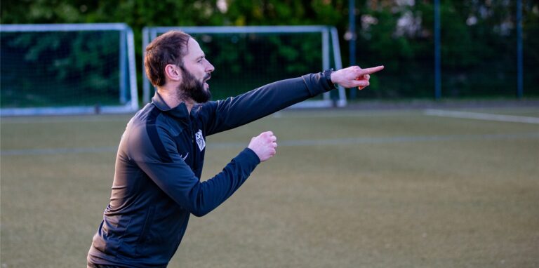 Trotz Abstieg steht David Sawatzki auch in der kommenden Saison in der Kreisliga A als Trainer des BV Brambauer an der Seitenlinie.