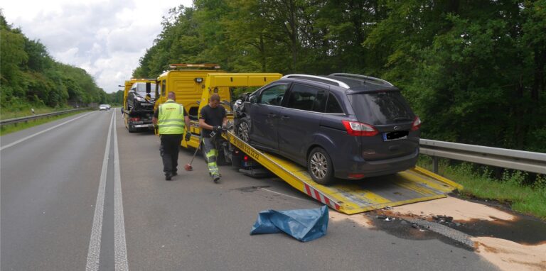 Alle drei beteiligten Autos waren nach dem Unfall auf dem Zubringer (L511) in Richtung Herten nicht mehr fahrtüchtig und mussten abgeschleppt werden.