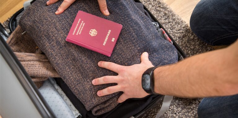 Bei Reisen ins Nicht-EU-Ausland gehört ein gültiger Reisepass unbedingt mit ins Gepäck.
