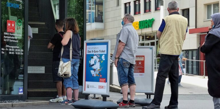 Lange Schlangen bei Verkaufsstart des 9-Euro-Tickets am 23. Mai. Wie viele Tickets wurden gut zwei Wochen später insgesamt verkauft?