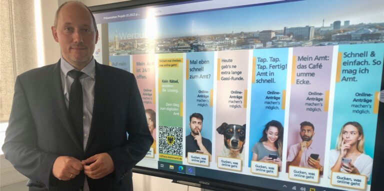 Dortmunds Personal- und Organisationsdezernent Christian Uhr vor den Bannern der Kampagne, die auf das wachsende digitale Service-Angebot der Stadt aufmerksam macht.