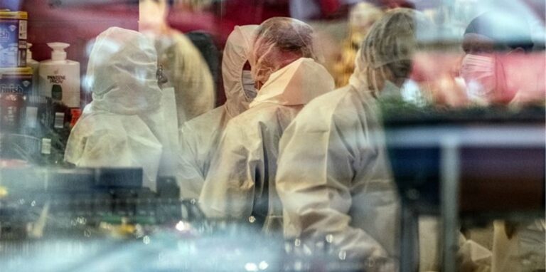 Kriminaltechniker stehen in dem Einkaufsmarkt, wo ein Mann nach Polizeiangaben vermutlich zuerst eine Frau und dann sich selbst erschossen hat.