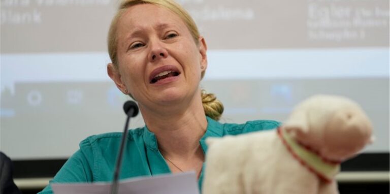 Anne Maja Reiniger-Egler aus Deutschland spricht bei einer Pressekonferenz über ihre vermisste Tochter