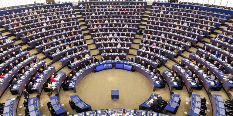Mitglieder des Europäischen Parlaments sitzen während einer Abstimmung im Plenarsaal des Europäischen Parlaments.
