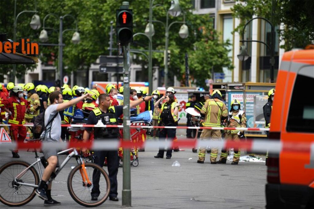 Der Unfall ereignete sich nach Angaben der Polizei gegen 10.30 Uhr in der westlichen Innenstadt nahe der Gedächtniskirche und dem Ku'damm.