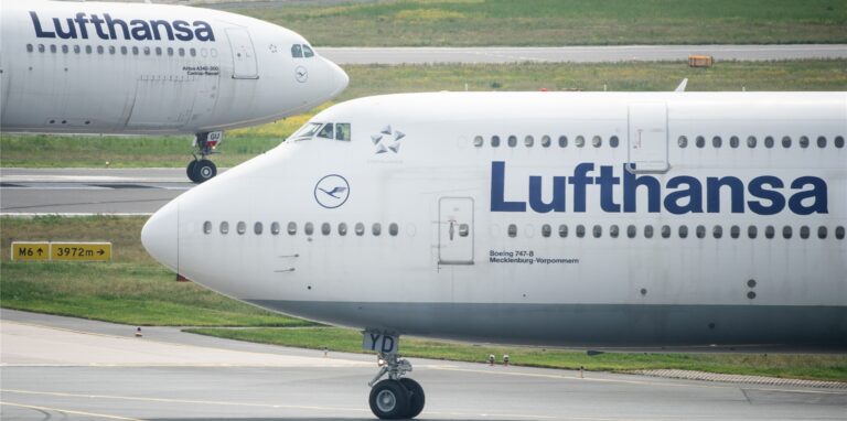 Zwei Flugzeuge der Lufthansa rollen am Flughafen Frankfurt an die Startbahn. Die Airline und ihre Tochter Eurowings streichen im Juli Hunderte Flüge.