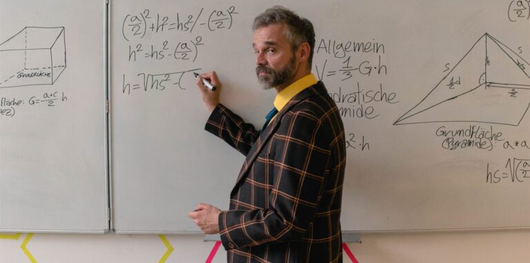 Raphael Schneider als Mathematiklehrer in der Kinderserie „Spotlight“.