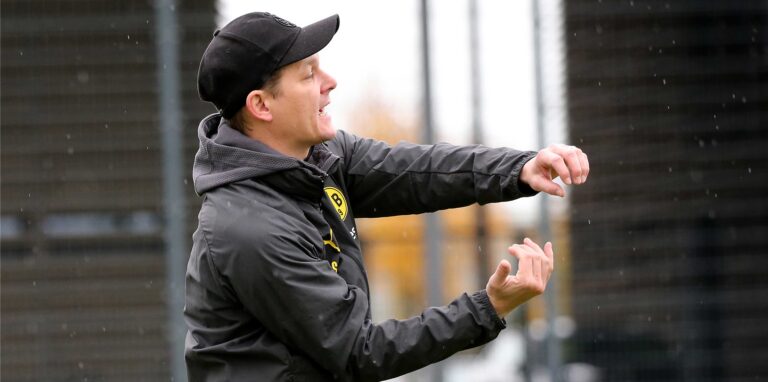 BVB-Coach Sebastian Geppert gestikuliert am Spielfeldrand.
