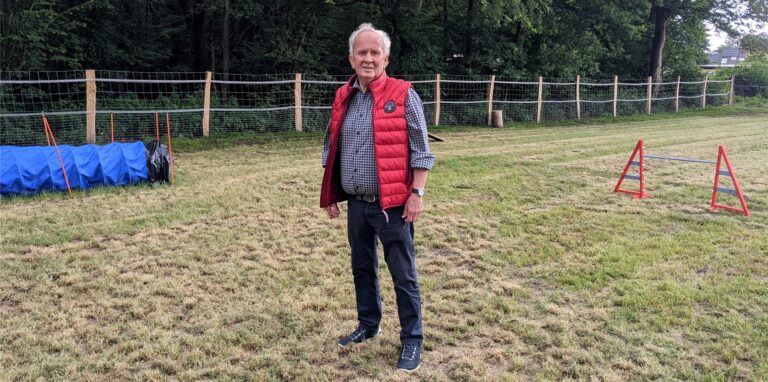 Ulrich Gröting auf seiner Hundewiese