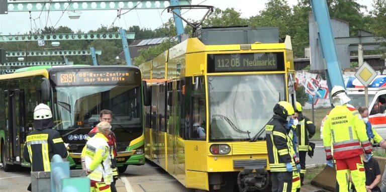 Einsatzkräfte stehen vor einem beschädigten Bus und einer Straßenbahn und helfen verletzten Fahrgästen. Beim Zusammenstoß eines Linienbusses mit einer Straßenbahn sind in Oberhausen zahlreiche Menschen verletzt worden. Ein Polizeisprecher sprach kurz nach dem Unfall am Donnerstag von «etwa zwei Dutzend Leicht- und Schwerverletzten».