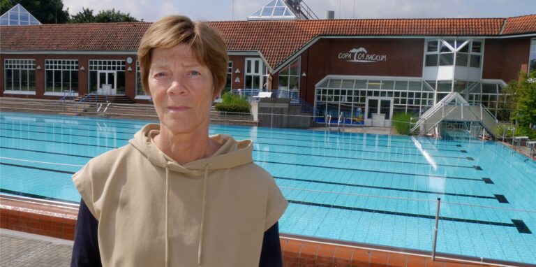 Petra Anlauf vor ihrem (noch) leeren Freibad Backum. Die Badleiterin hofft auf besseres Wetter.