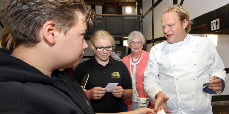 Der Dorstener Sternekoch Björn Freitag spricht mit Gästen.