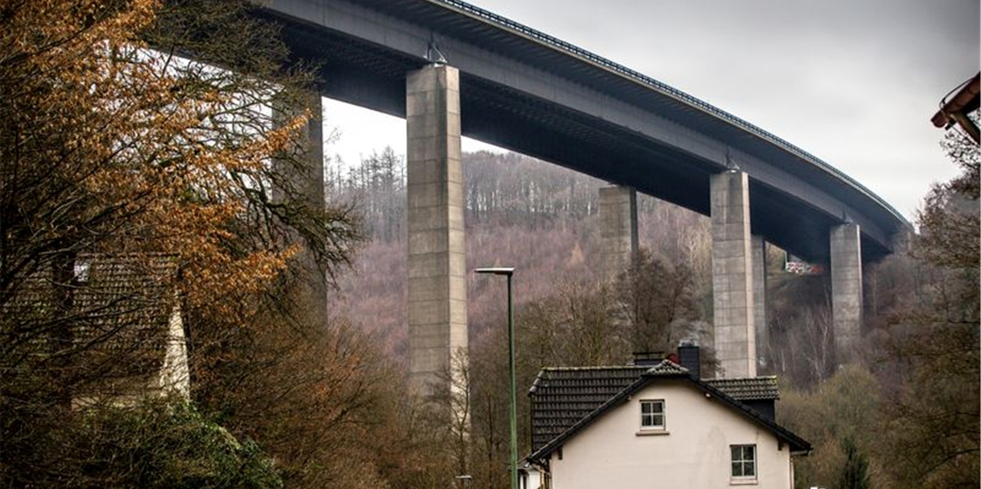 Die marode Talbrücke Rahmede der Autobahn 45 bei Lüdenscheid.
