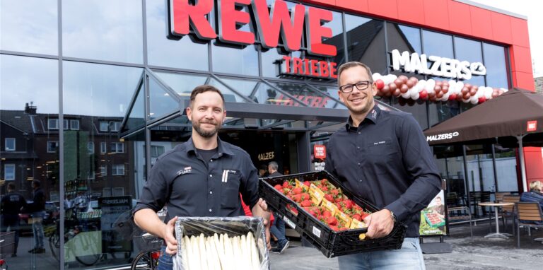 Freuen sich über die Eröffnung des neuen Rewe-Marktes in Westerholt: Marktleiter Michael Hane (l.) und Kaufmann Markus Triebe.