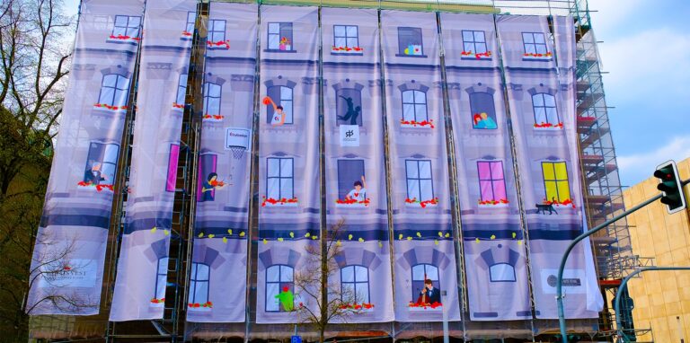 Bunte Baustellenverhüllung am Recklinghäuser Kaiserwall