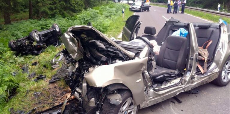 Zwei vollkommen zerstörte Autos liegen nach einem Unfall am Rand der Landstraße L12 zwischen Roetgen und Simmerath in der Eifel.