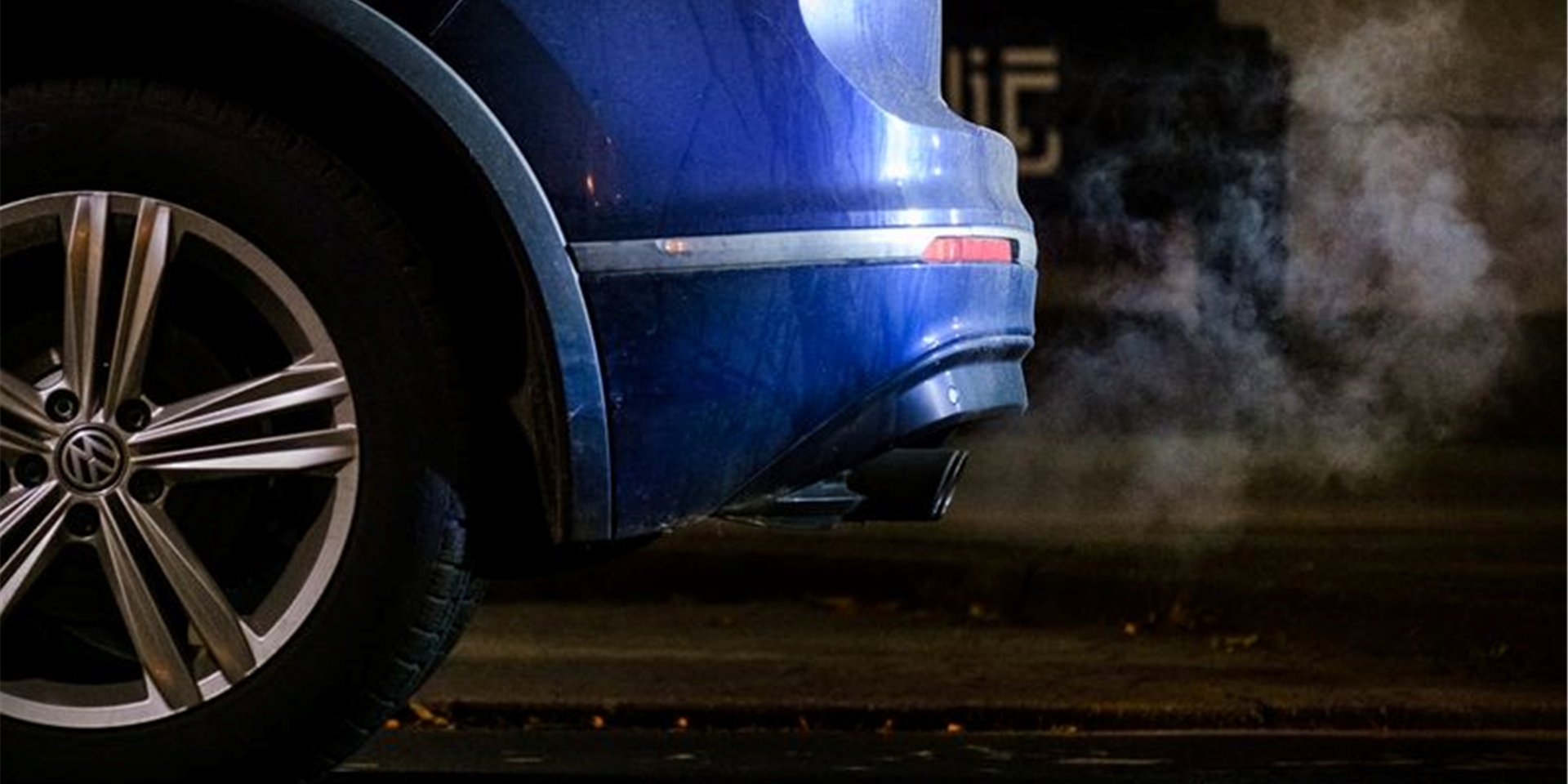 Ein Auto von VW sondert Emissionen ab.