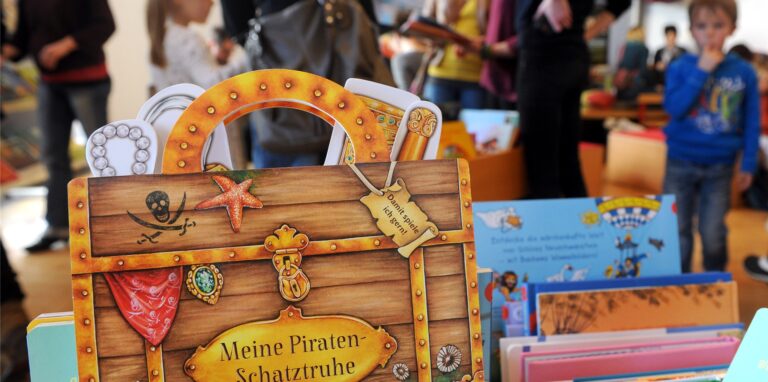Neue Kinderbücher stehen am 03.11.2013 auf der Kinder- und Jugendbuchmesse (KIBUM) in Oldenburg (Niedersachsen).