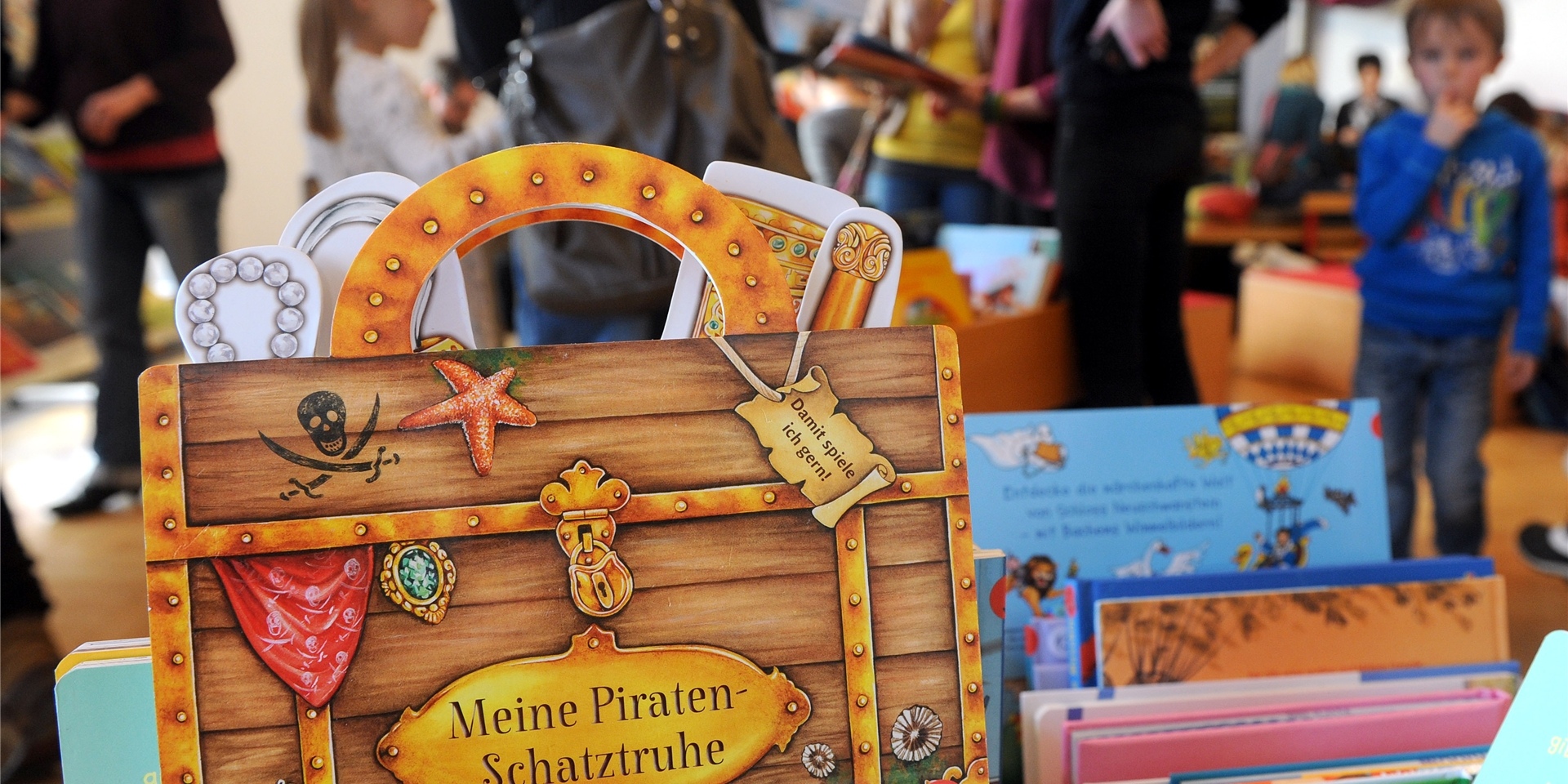 Neue Kinderbücher stehen am 03.11.2013 auf der Kinder- und Jugendbuchmesse (KIBUM) in Oldenburg (Niedersachsen).